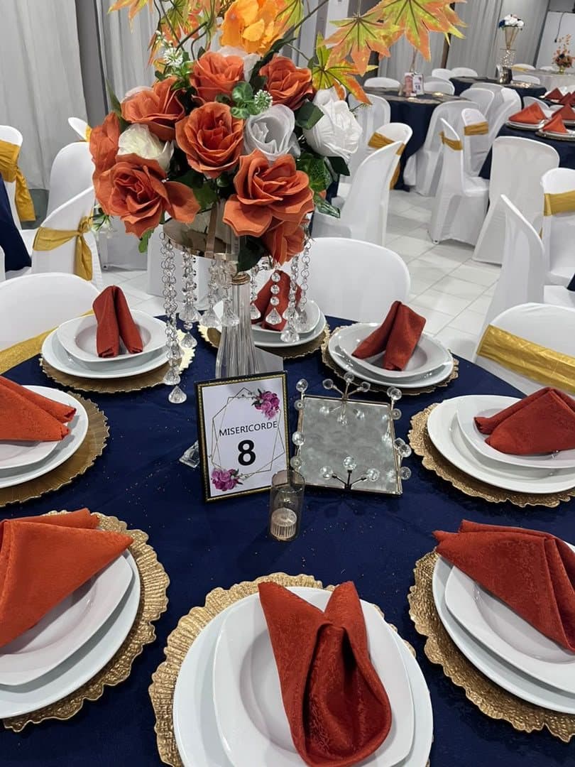 Tables des invités · bleu nuit et rouille