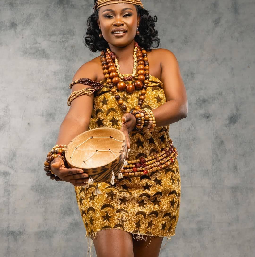 Femme en tenue traditionnelle dorée pour la dot